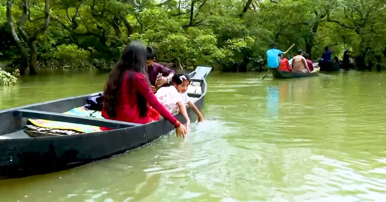 পর্যটকমুখর রাতারগুল